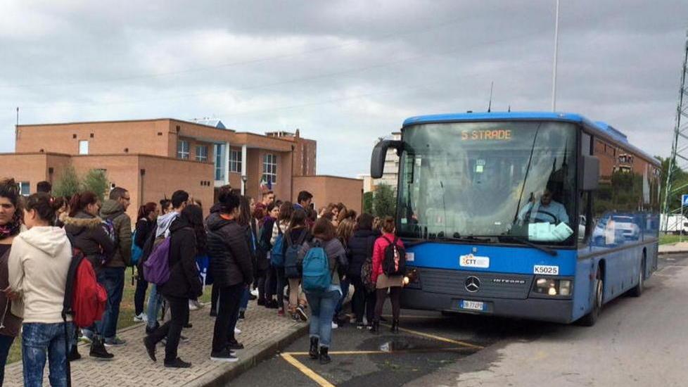 Silenzio e pianto nei corridoi della scuola