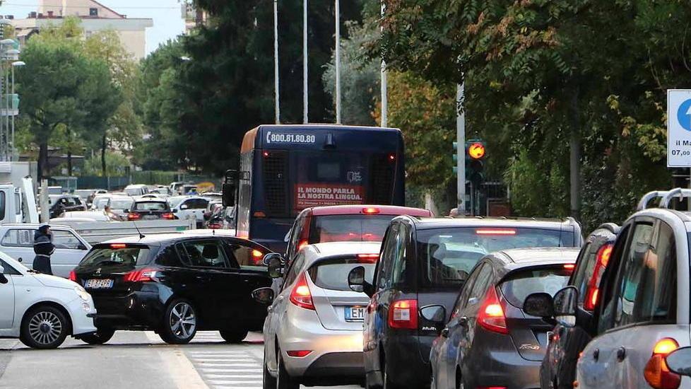 Mercato, nuovi orari e viale Chiesa aperto
