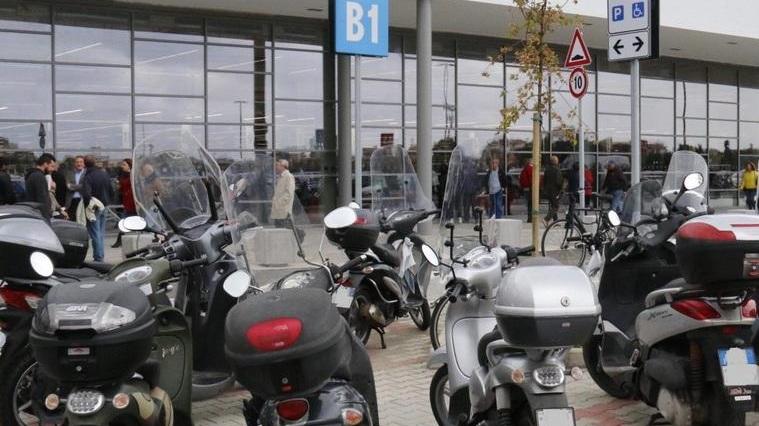 Scooter e motorini: parcheggi nel caos