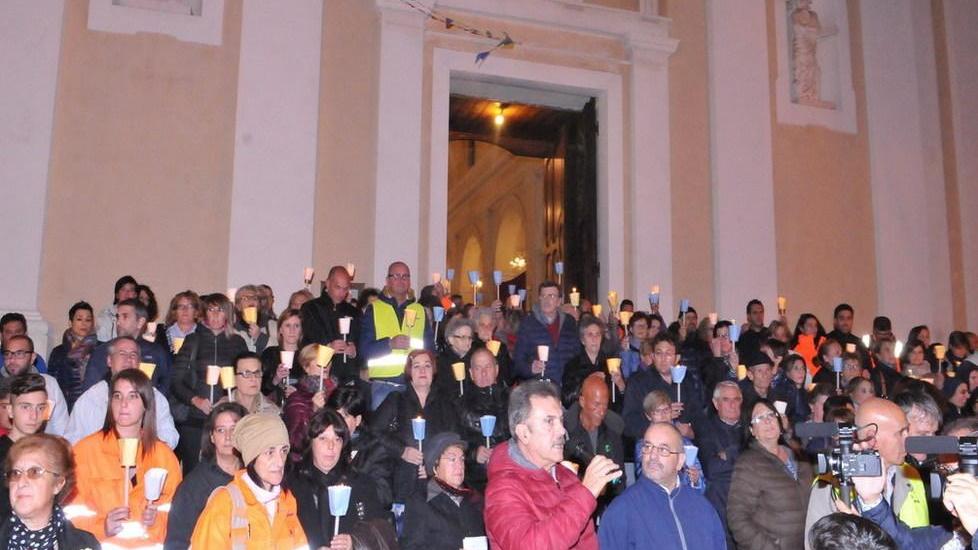 In 400 alla fiaccolata per i marittimi