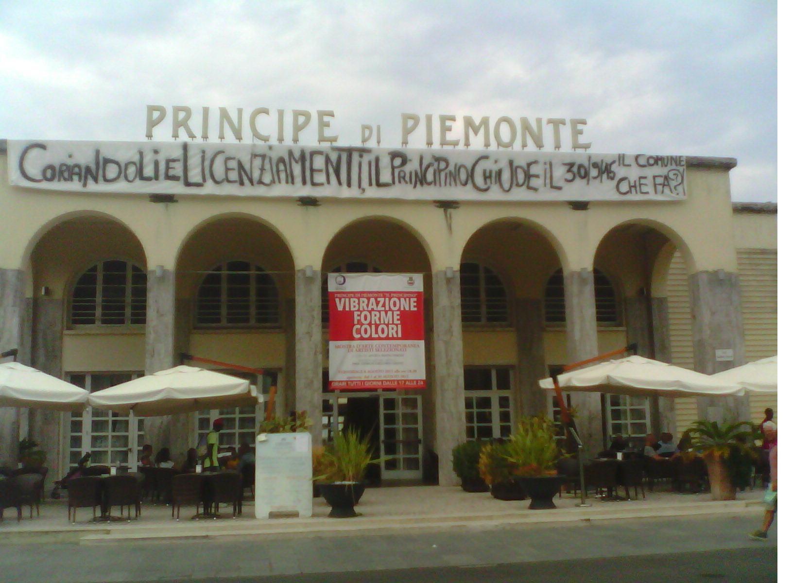 La protesta dei lavoratori del Centro congressi al Carnevale estivo