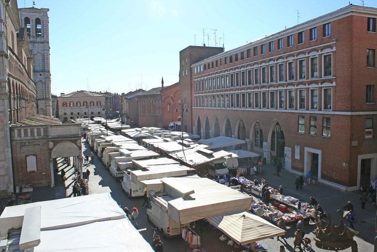 Il mercato settimanale in piazza Trento Trieste 