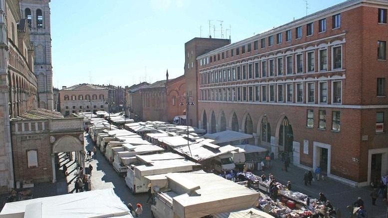 Il mercato settimanale in piazza Trento Trieste