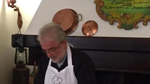Il vescovo Rodolfo Cetoloni alle prese con l'impasto per il pane in una nuova trasmissione di Tv9