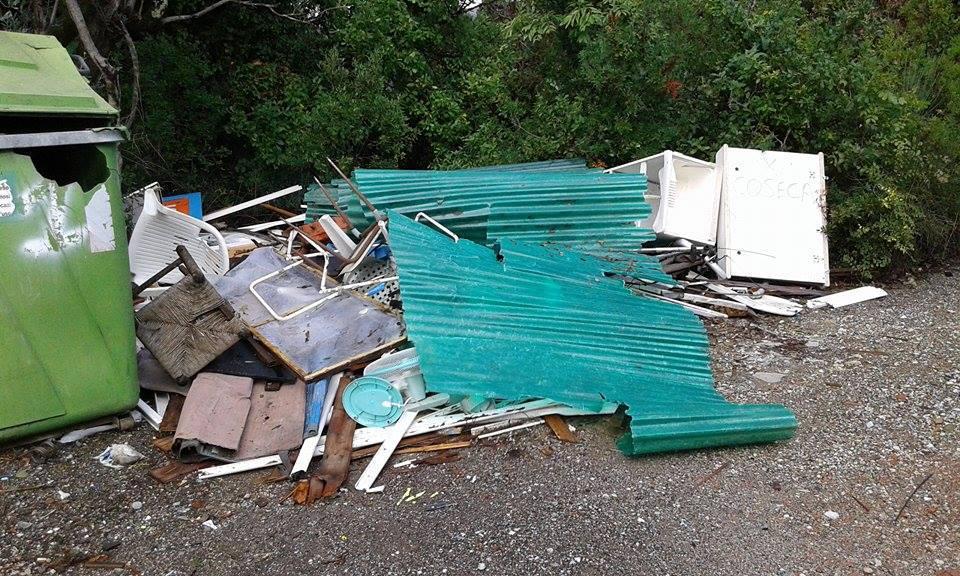 La discarica abusiva nei dintorni del castello di Montemassi 
