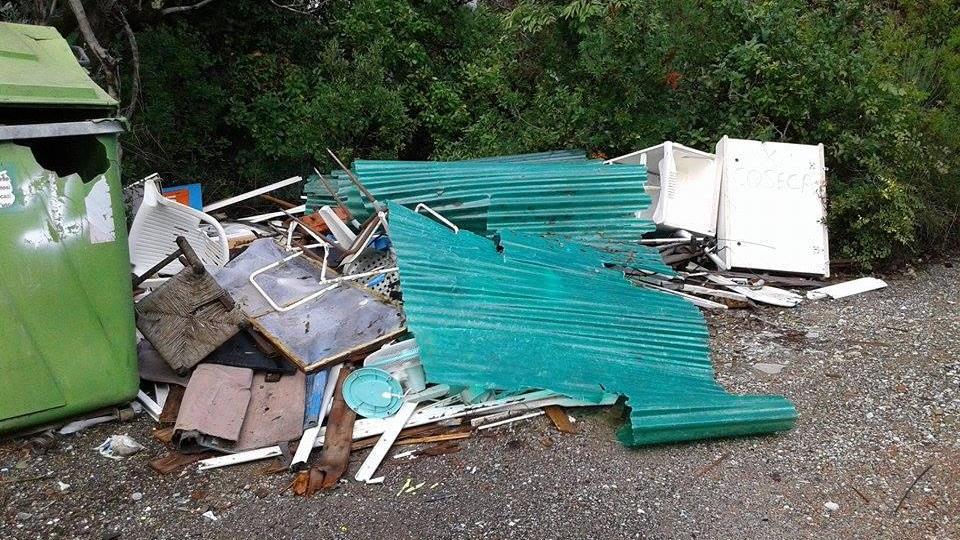 La discarica abusiva nei dintorni del castello di Montemassi