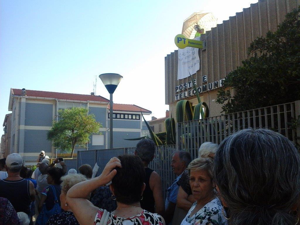 Una delle proteste contro la chiusura dell'ufficio postale di Cortoghiana