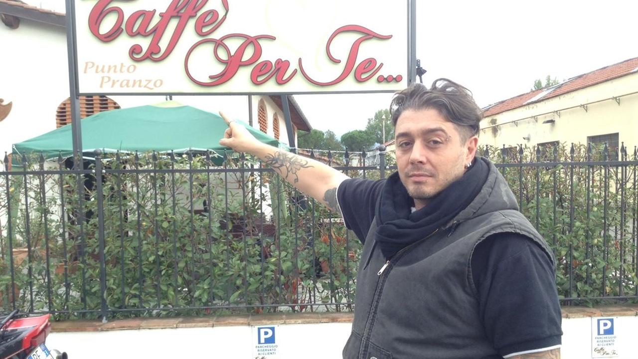 Enrico Sciarradi davanti all'insegna del suo bar