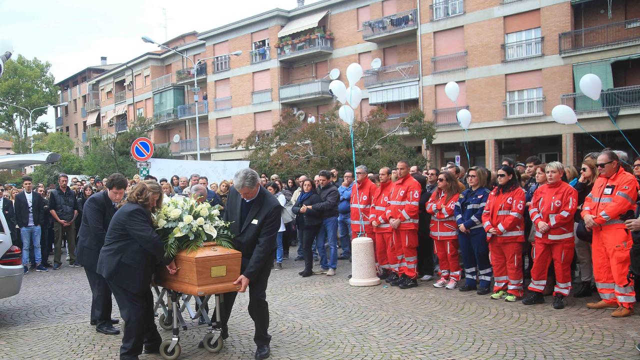 Applausi, palloncini e frasi struggenti per Kevin