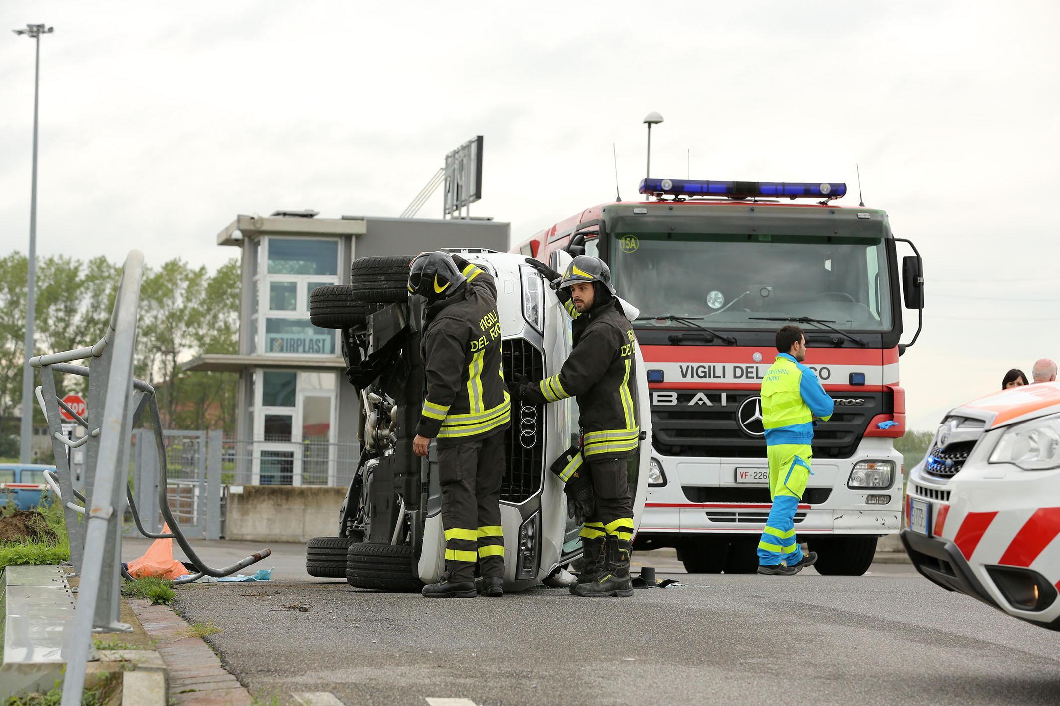 L'Audi rimasta su un fianco sul ponticino al Terrafino (foto Agenzia Carlo Sestini)