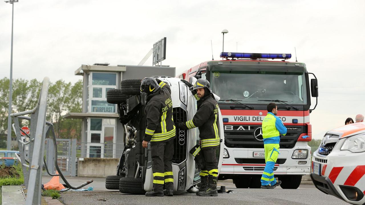 L'Audi rimasta su un fianco sul ponticino al Terrafino (foto Agenzia Carlo Sestini)