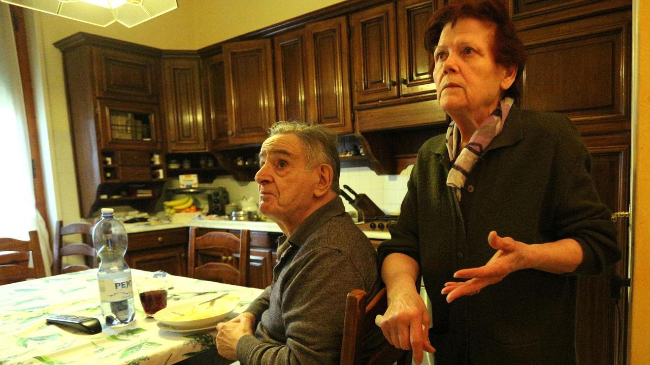 I coniugi Lotti nella loro casa di via Sansovino (Foto Agenzia Carlo Sestini)
