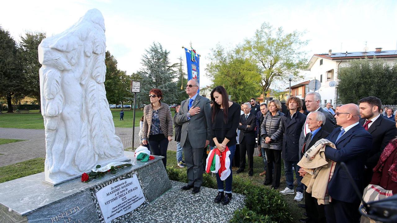 Il monumento inaugurato a Ponte Buggianese in memoria di Massimo Massimi e di tutte le vittime della strada (Foto Nucci)