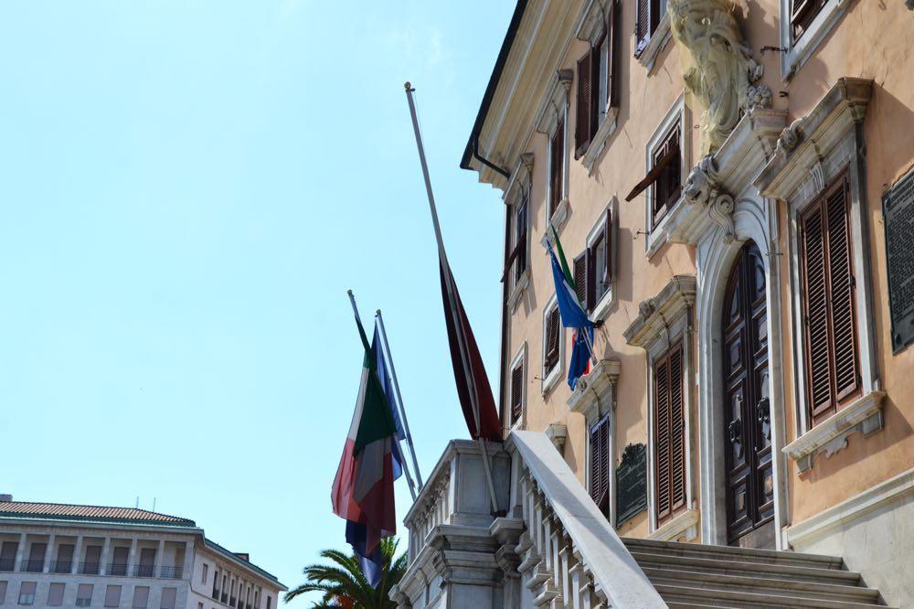 La facciata del Comune (Silvestri Pentafoto)