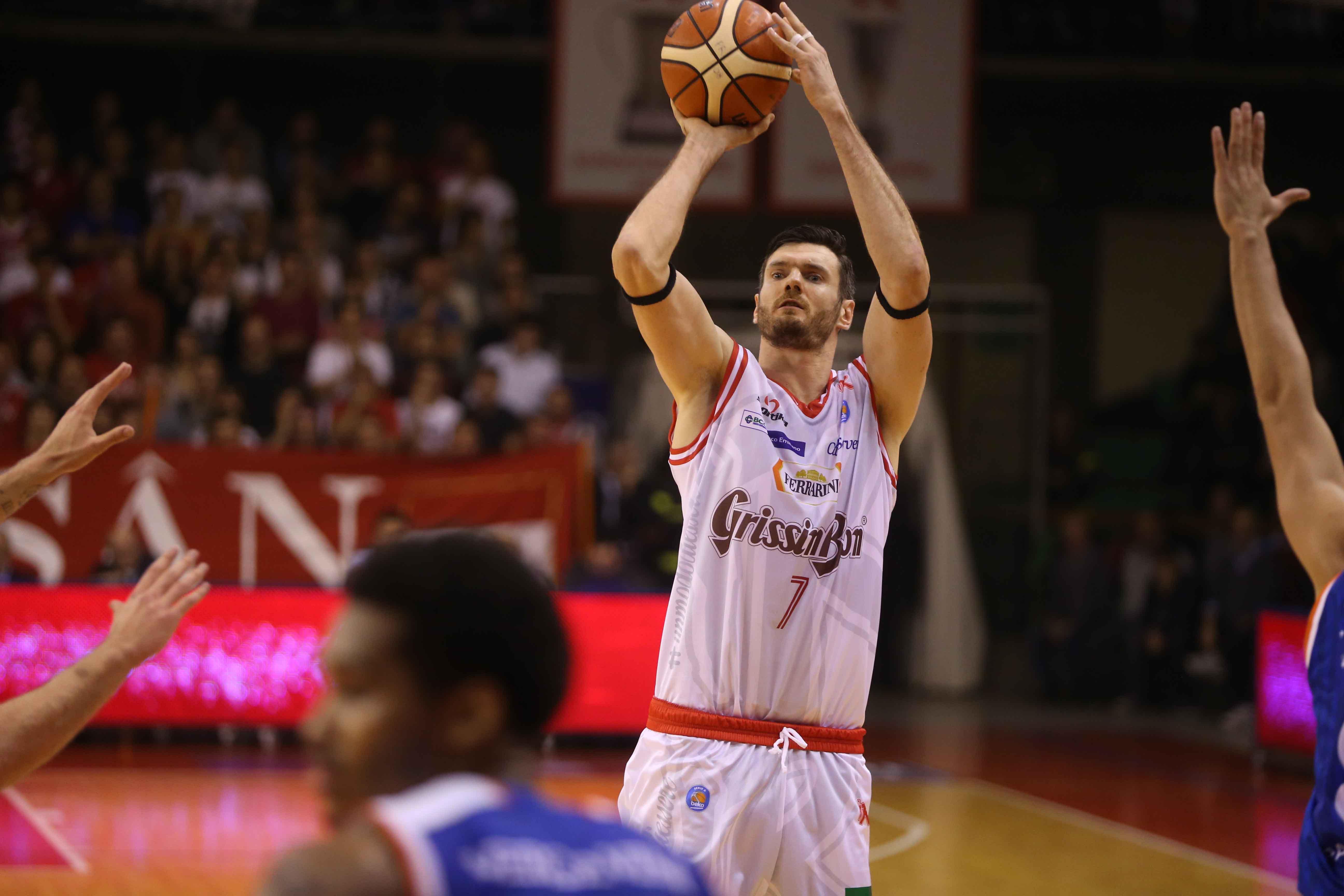 Lavrinovic regala alla Grissin Bon una vittoria pazzesca: Cantù battuta all'overtime 97-92