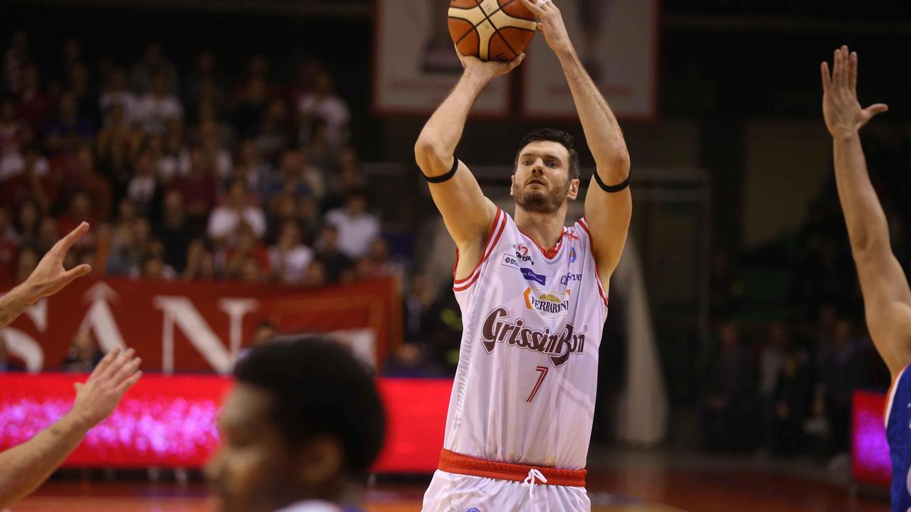 Lavrinovic regala alla Grissin Bon una vittoria pazzesca: Cantù battuta all'overtime 97-92