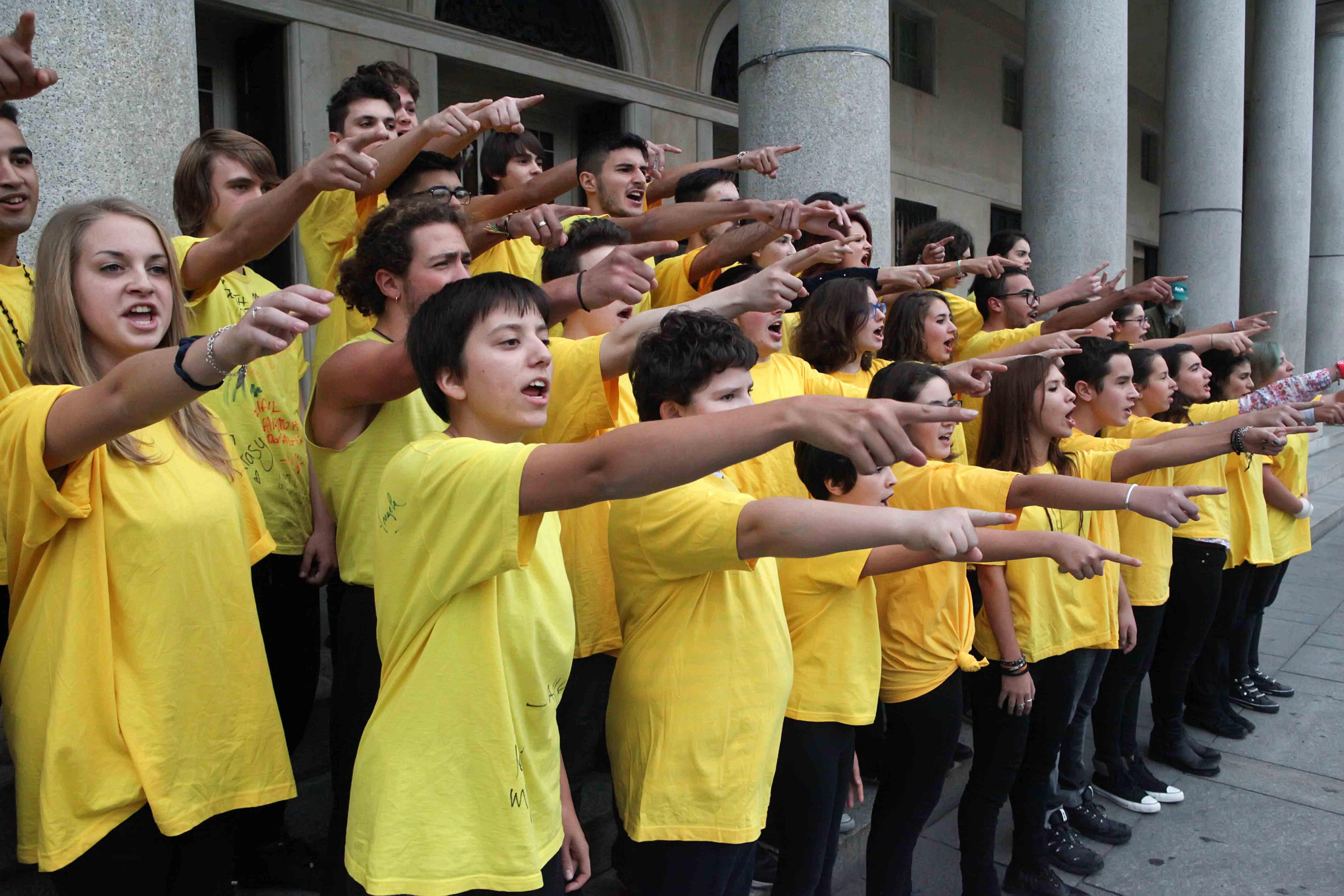 I classici recitati dai ragazzi sotto il portico del Valli