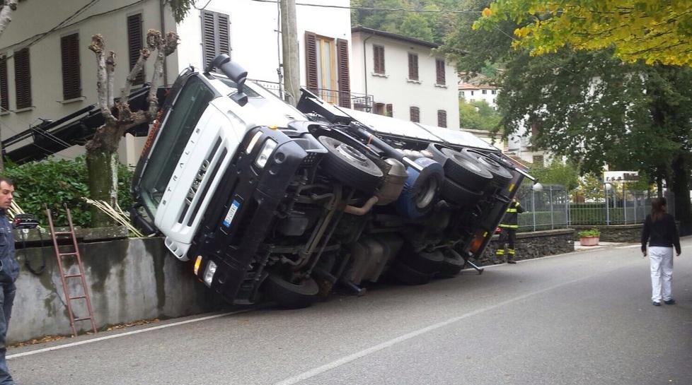 Camion contro il muro di Villa Chiara, illesi 2 operai