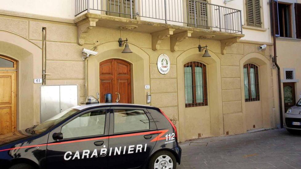Ladro di 16 anni guida la macchina rubata