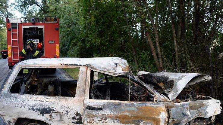 Muore carbonizzato nell’auto fuori strada