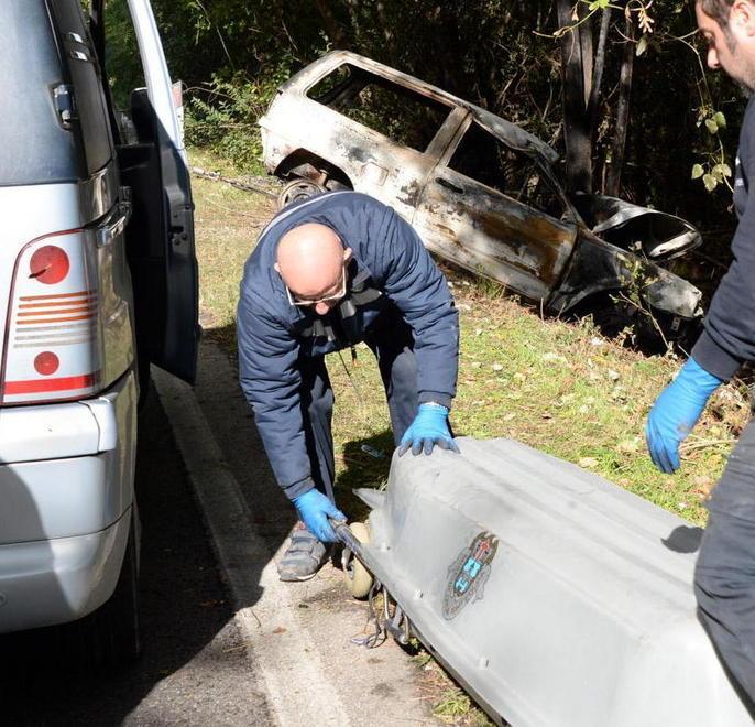 Muore carbonizzato nell’auto fuori strada 