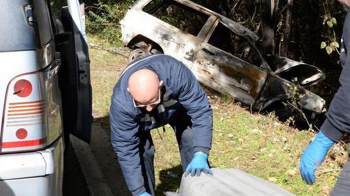 Muore carbonizzato nell’auto fuori strada
