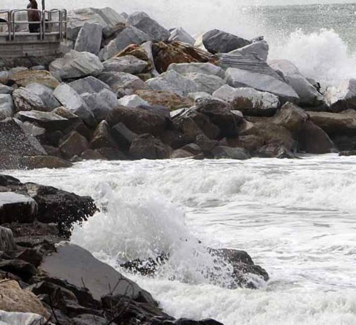Onde fino alle cabine super mareggiata sulla spiaggia