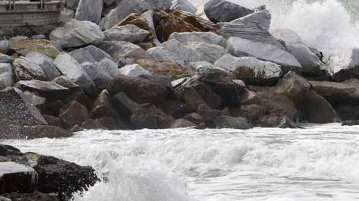 Onde fino alle cabine super mareggiata sulla spiaggia