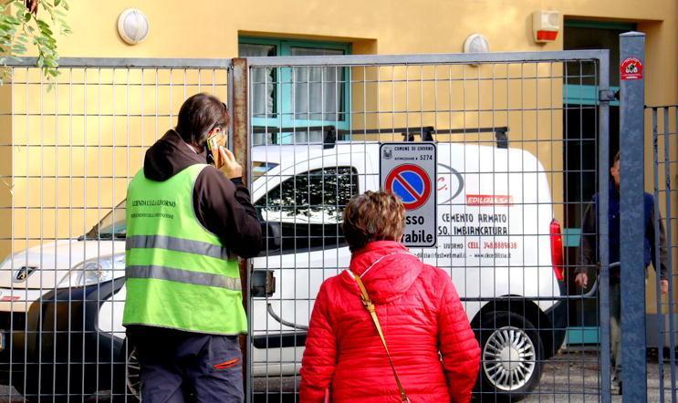 Operaio cade da impalcatura: trauma cranico e contusioni 