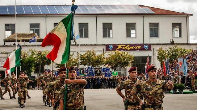 La Folgore ricorda El Alamein in tremila alla caserma Gamerra
