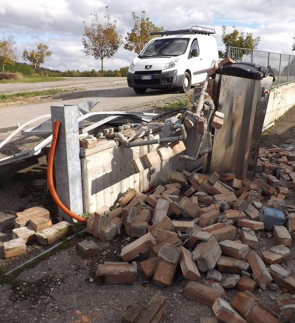 Furgone sbanda e si schianta sui contatori del gas
