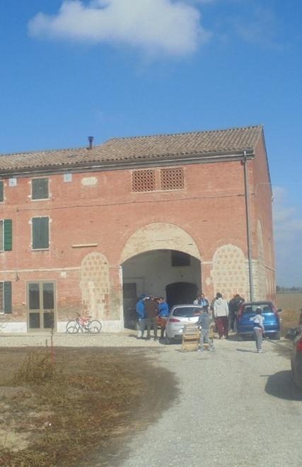 Lascia moglie e due bambini «Lavorava pensando a noi»