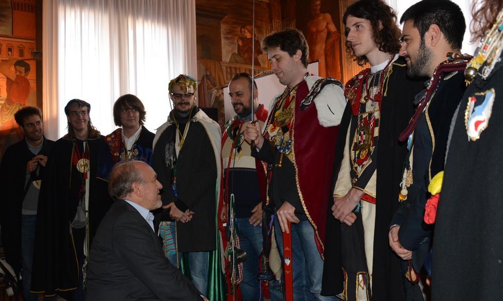 Sindaco in ginocchio dai goliardi