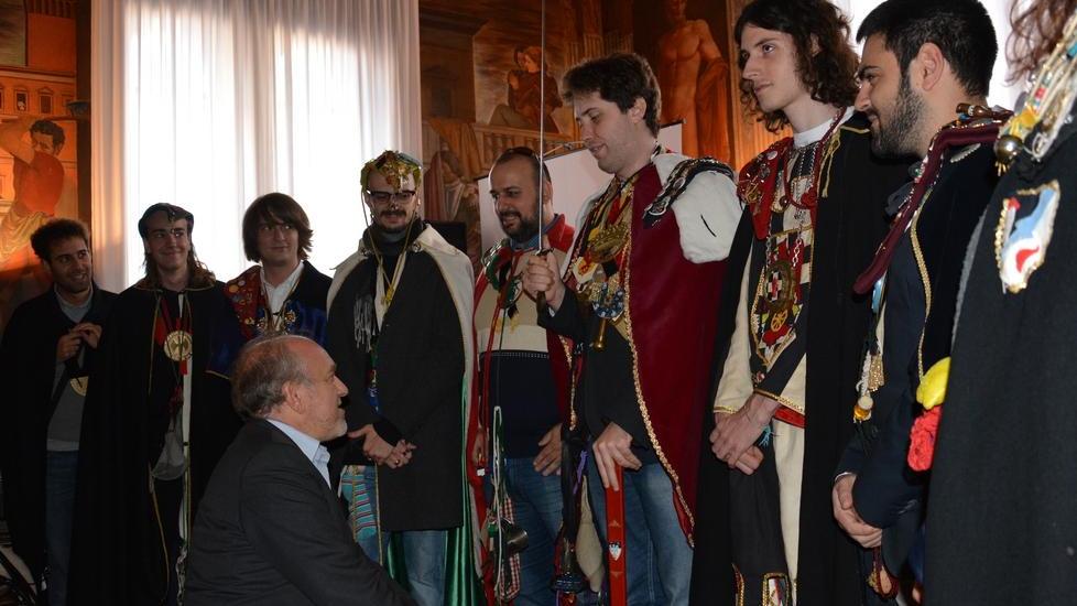 Sindaco in ginocchio dai goliardi