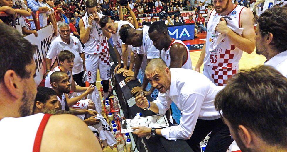 Vincenzo Esposito dà indicazioni ai suoi giocatori durante un time out (foto Gori)