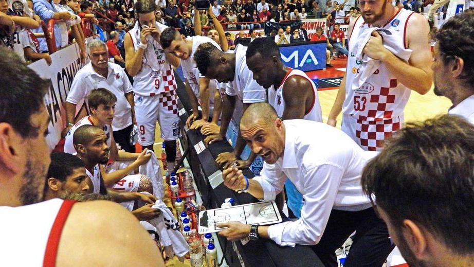 Vincenzo Esposito dà indicazioni ai suoi giocatori durante un time out (foto Gori)