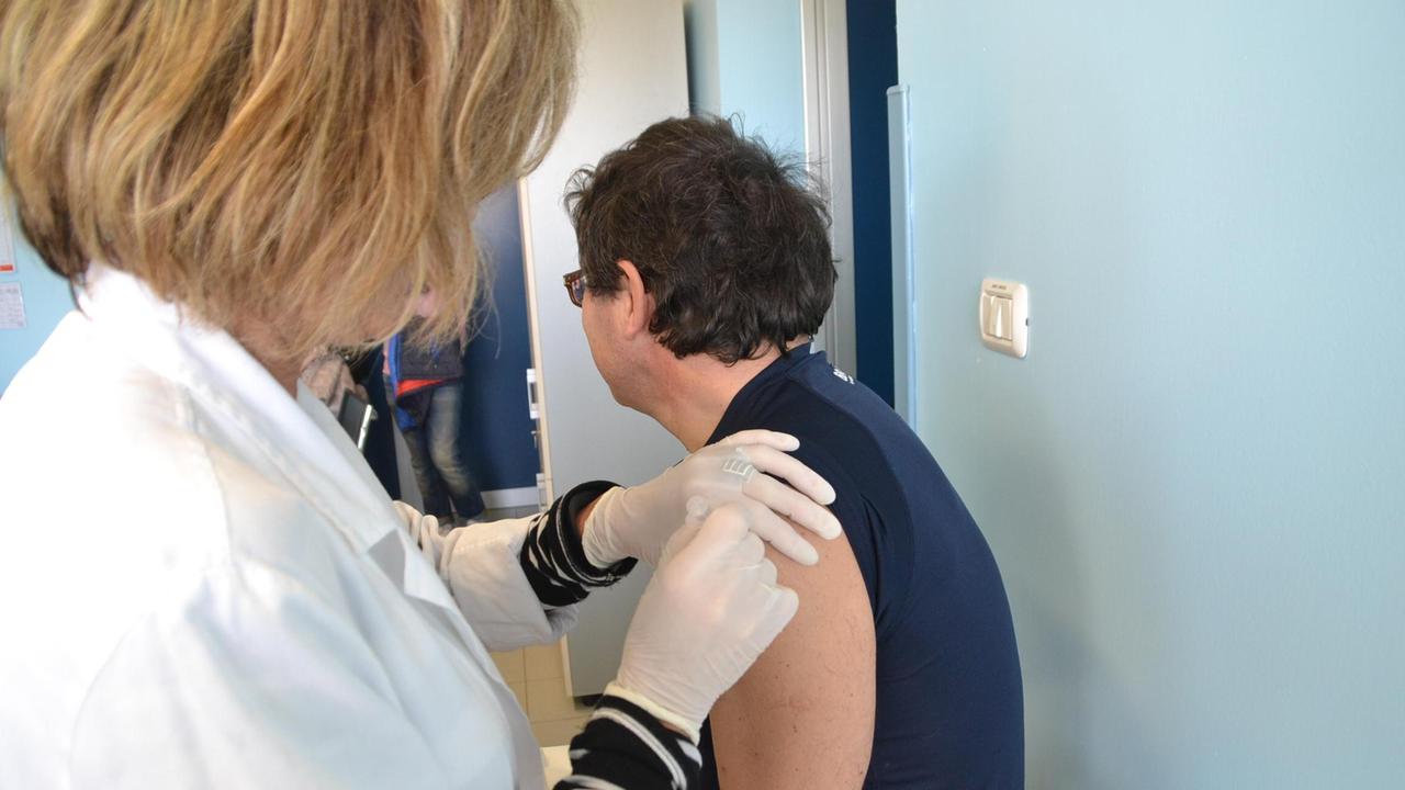 La vaccinazione di un paziente (Foto d'archivio)