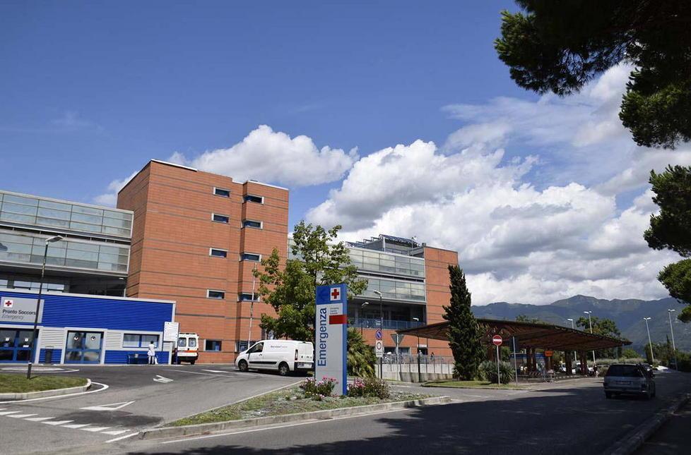 Migliora la barista di 24 anni colpita da meningite Il primo bollettino medico: "E' vigile e respira da sola"