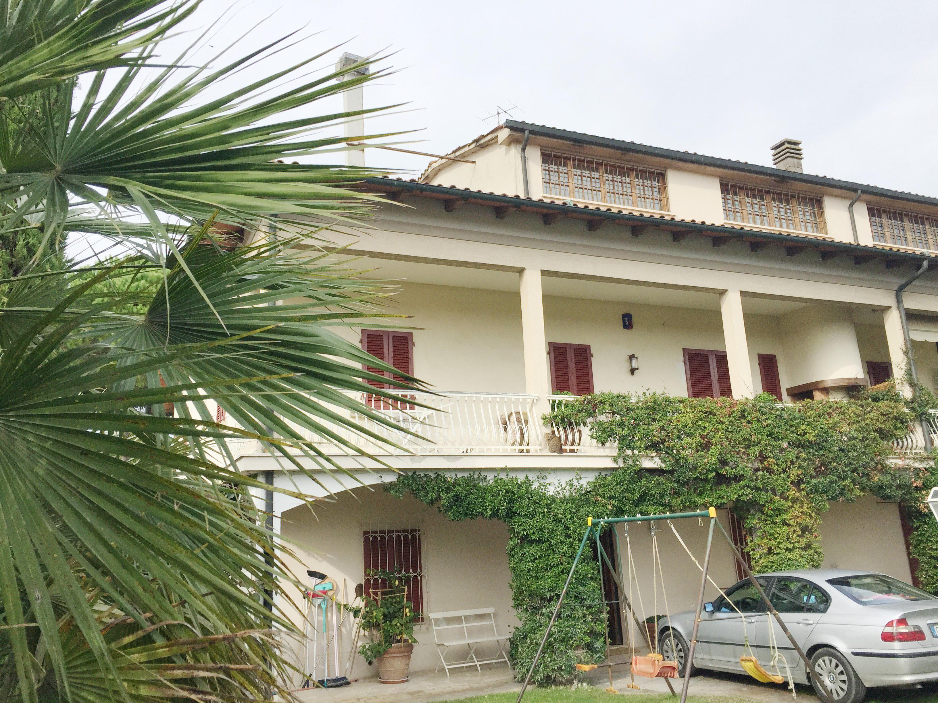 La villa presa d'assalto dai banditi a Montecalvoli