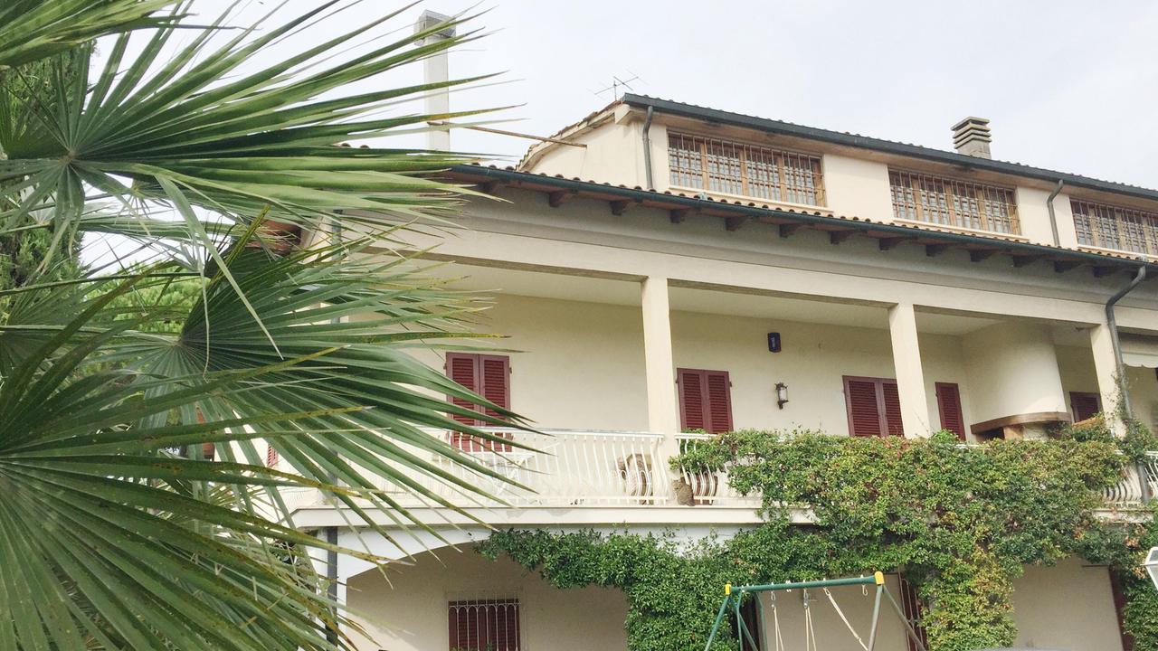 La villa presa d'assalto dai banditi a Montecalvoli