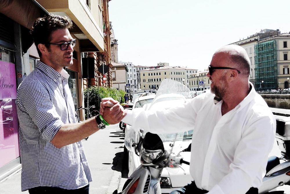 Andrea Raspanti e Filippo Nogarin, stretta di mano prima del ballottaggio (foto Laura Lezza)