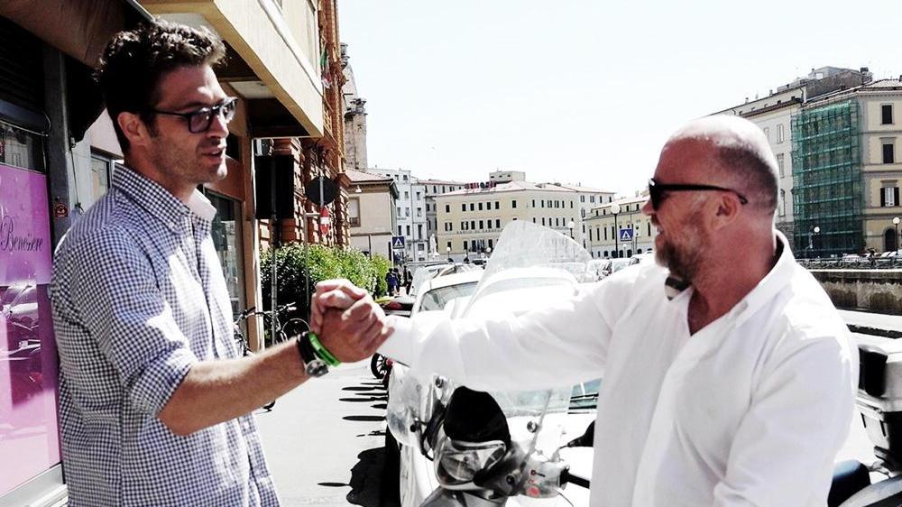 Andrea Raspanti e Filippo Nogarin, stretta di mano prima del ballottaggio (foto Laura Lezza)