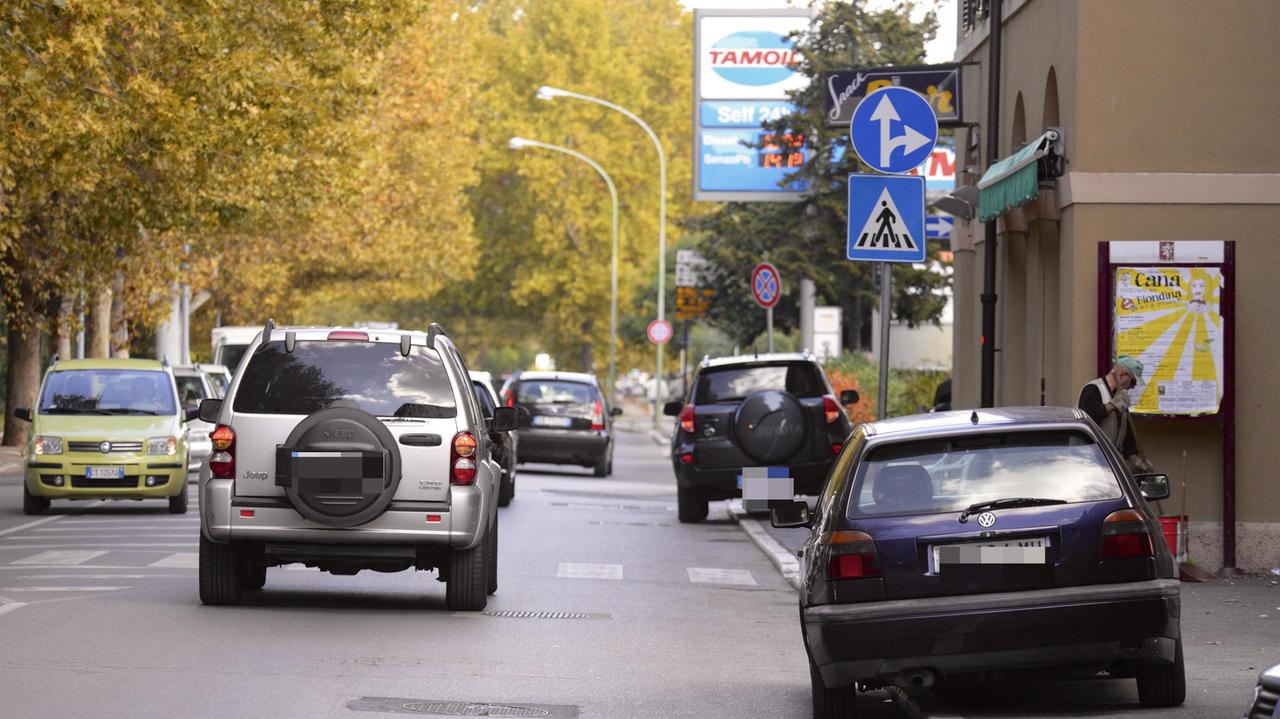 Via Senese, due auto in sosta sul marciapiede (foto Bf)