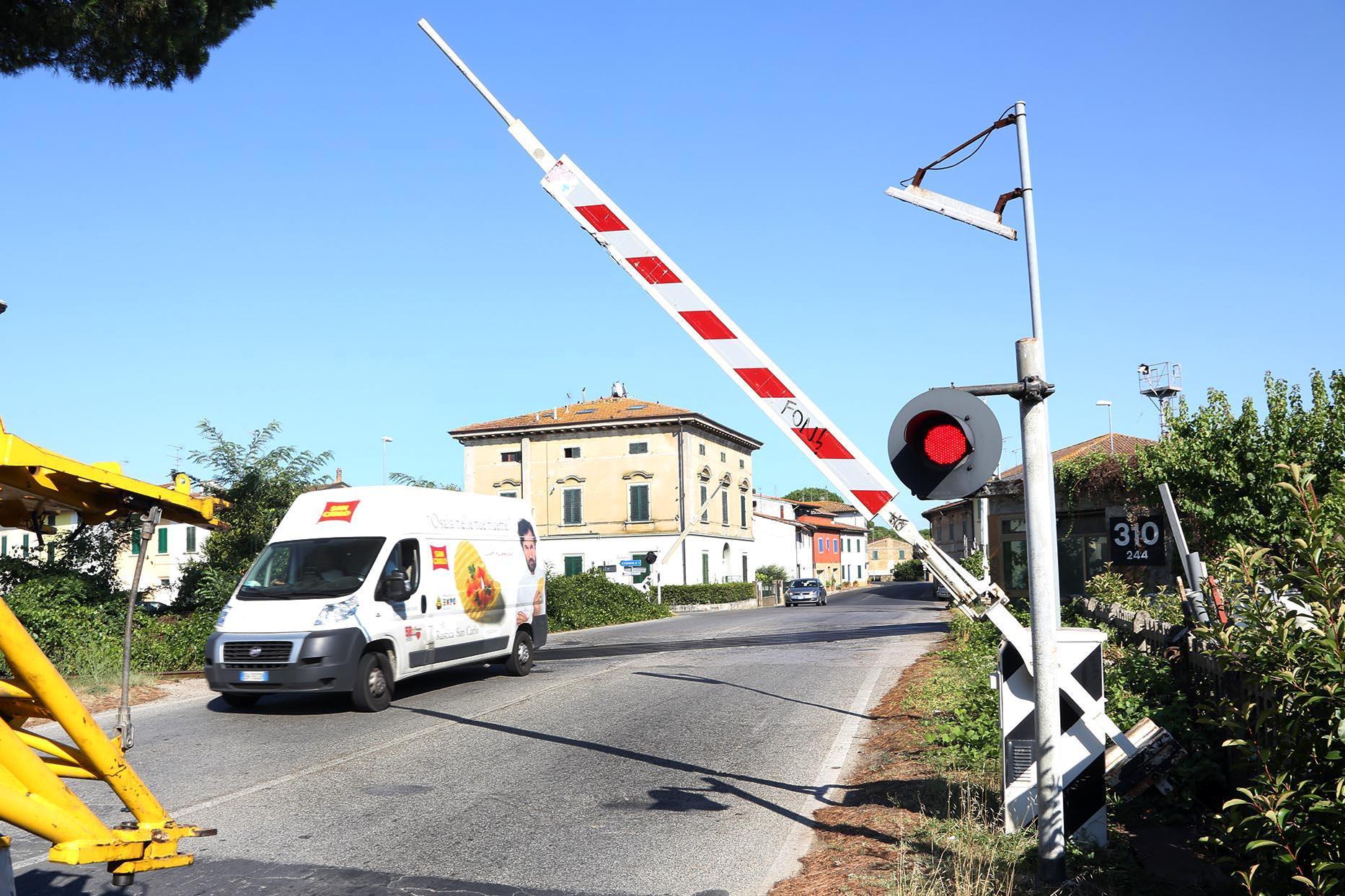 Il passaggio a livello di Brusciana (foto d'archivio)