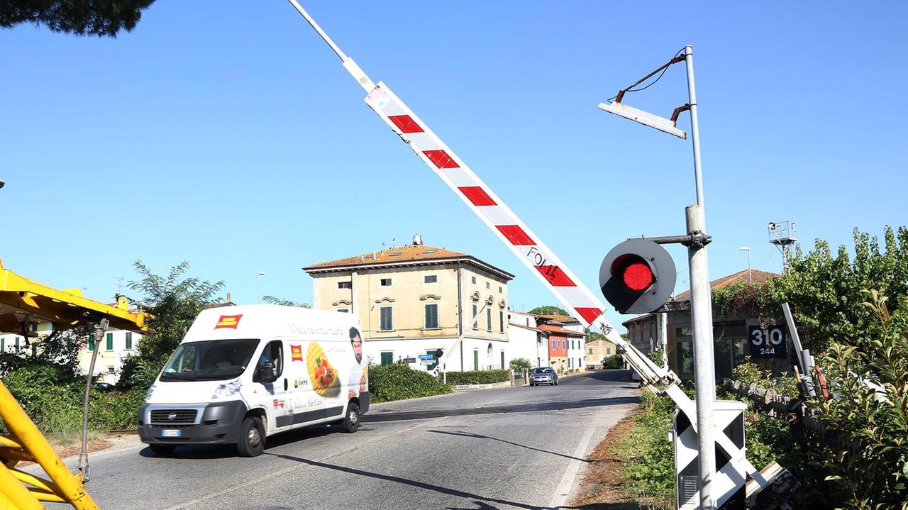 Il passaggio a livello di Brusciana (foto d'archivio)