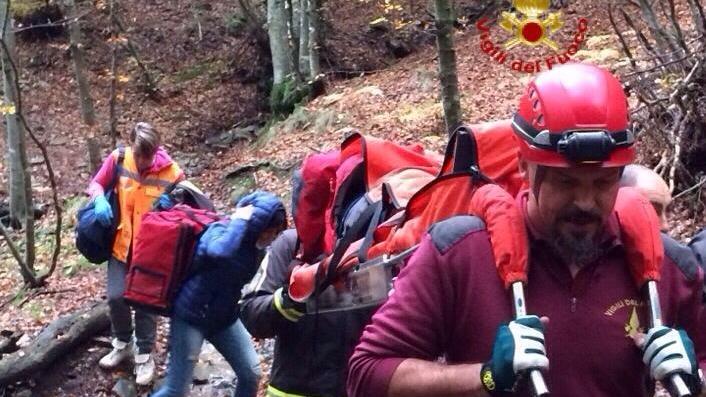 L'anziano fungaiolo mentre viene portato a spalla verso l'ambulanza (foto Cdv Vvff)