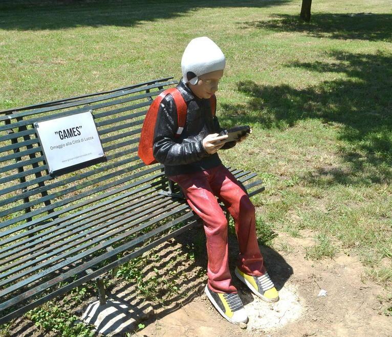 Rischio multe, rimosse le statue dei ragazzini 