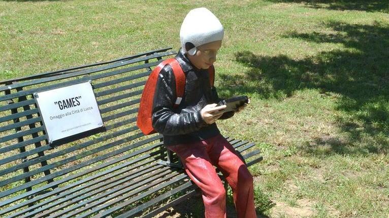 Rischio multe, rimosse le statue dei ragazzini