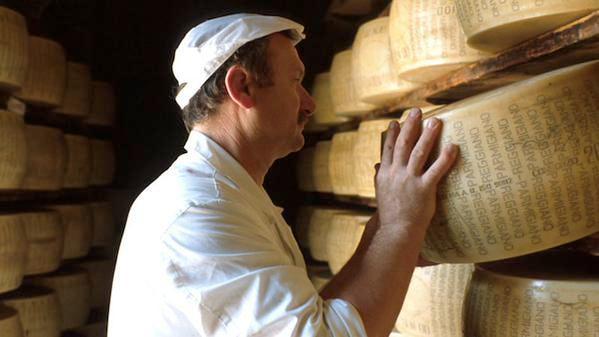 Parmigiano Reggiano, controllo ai raggi X al posto dei "battitori"   
