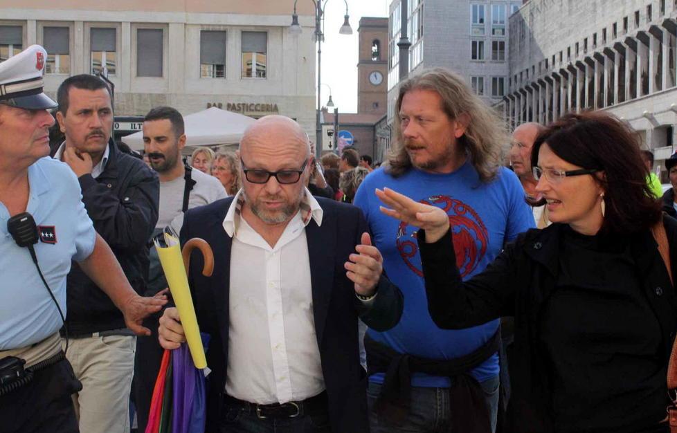 Filippo Nogarin con gli assessori Lemmetti e Martini durante una protesta degli spazzini davanti al Comune